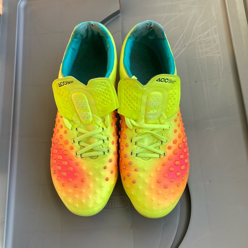 Limited Edition Nike Magista yellow, blue and pink neon cleats GUC 6.5M Or 5.5W - Picture 2 of 8
